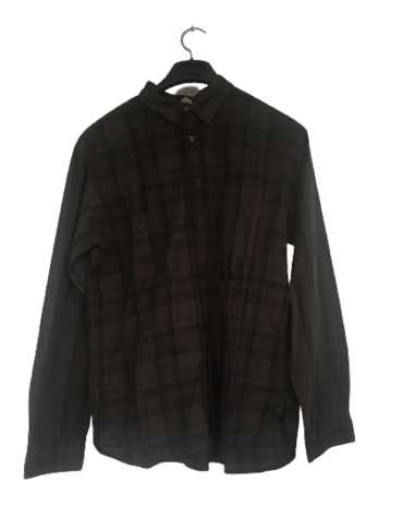 Armand Basi. Camisa a cuadros
marrón y rojo en el torso y a rayas en las mangas